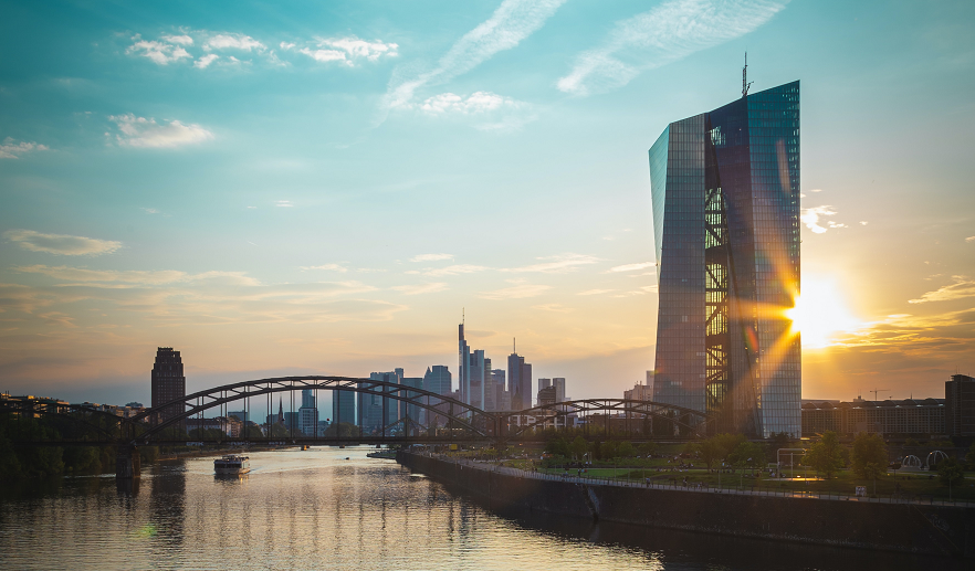 EZB vor der Skyline in Frankfurt am Main, Foto: Jannik Selz on Unsplash